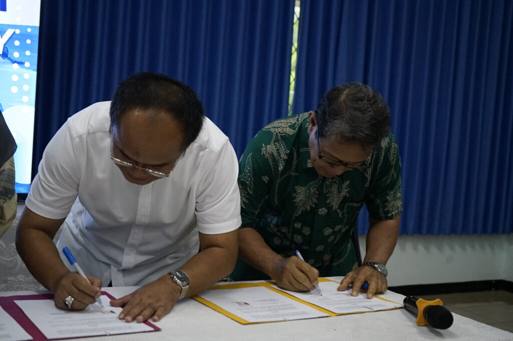 Prosesi tanda tangan kontrak Ekspedisi Patriot oleh Direktur PMA dan Ketua Tim Eekspedisi Patriot IPB | Sumber: Tim Medbrand PMA IPB